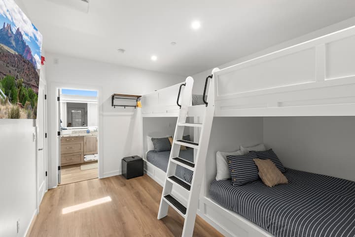 Deux lits queen size en bas et deux lits doubles sur le dessus constituent un endroit idéal pour les enfants ou simplement ce grand groupe amusant. 