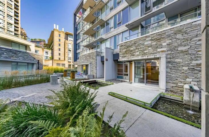 Lovely 3 bdrms with AC and free EV parking gallery image 2