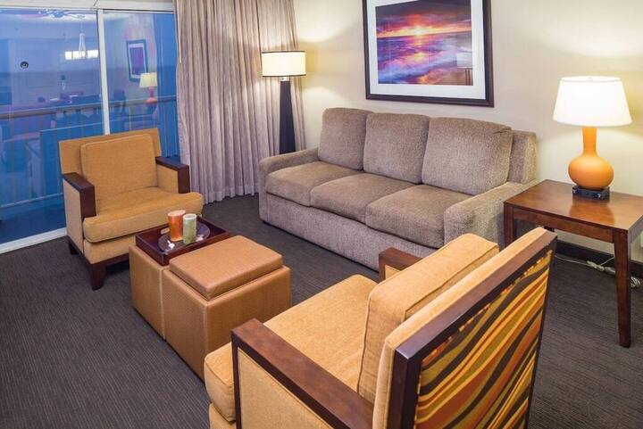 Un elegante sofá cama colocado en la sala de estar ofrece una combinación perfecta de comodidad y conveniencia, creando un espacio cálido y acogedor para que los huéspedes se relajen, descansen y disfruten de su estadía con facilidad todos los días.