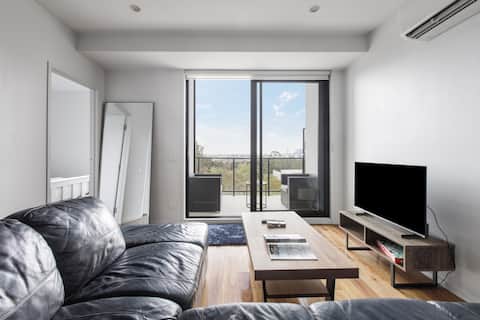 Kensington 2bed 2 bath | parking, 15” to CBD