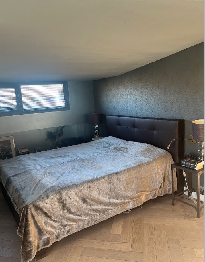 Მთავარი საწოლი ოთახი დიდი ზომის საწოლით 180 × 200 სმ