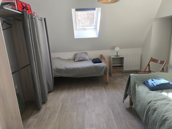 2 Einzelbetten 190 x 90 mit Schrank, zwei Nachttischlampen