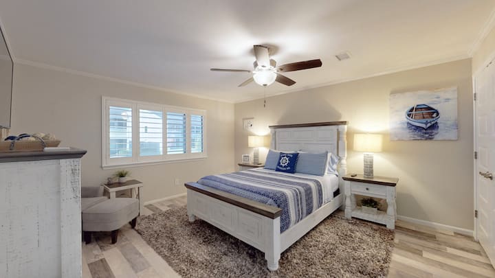 Dormitorio #2:  Amplio dormitorio con cama tamaño queen ajustable para aquellos que les gusta leer un poco tarde por la noche o la televisión.