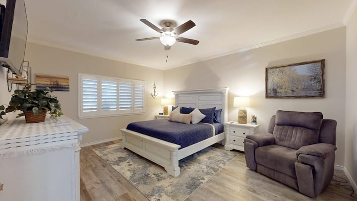 Dormitorio #1: la suite principal grande tiene una cama tamaño king ajustable para aquellos que les gusta leer un poco tarde por la noche o la televisión.