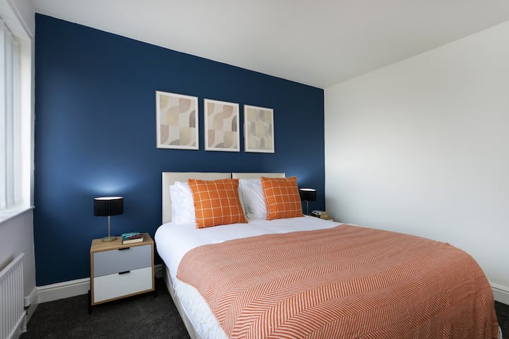 Ropa de cama lujosa y ambiente tranquilo para una noche de sueño reparador.