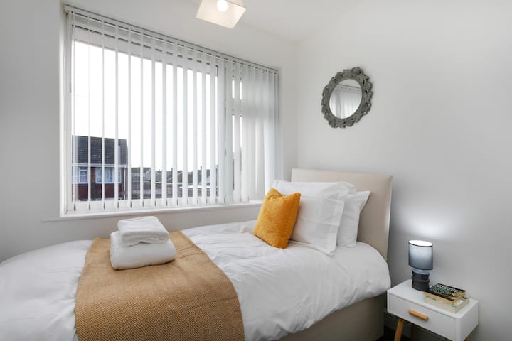 Un espacio despejado donde el descanso ocupa un lugar central.