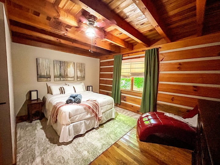 מיטת קווין סייז בחדר השינה הראשי