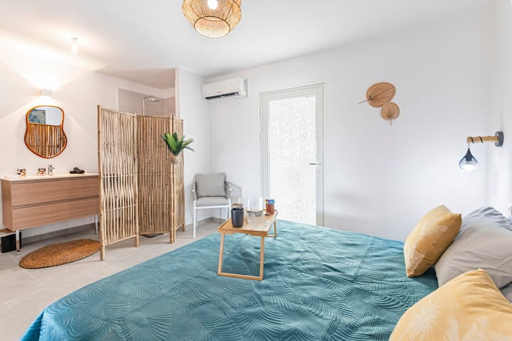 Spavaća soba s otvorenom kupaonicom 