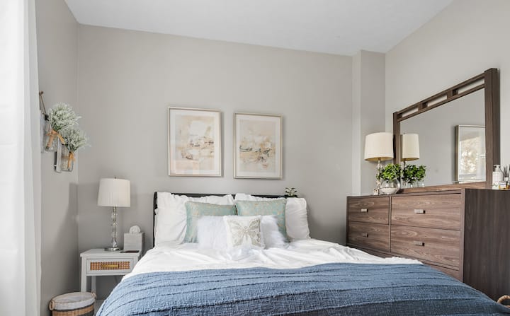 Upokojujúce útočisko s jemnými tónmi, plyšovou posteľnou bielizňou a teplým prirodzeným svetlom
