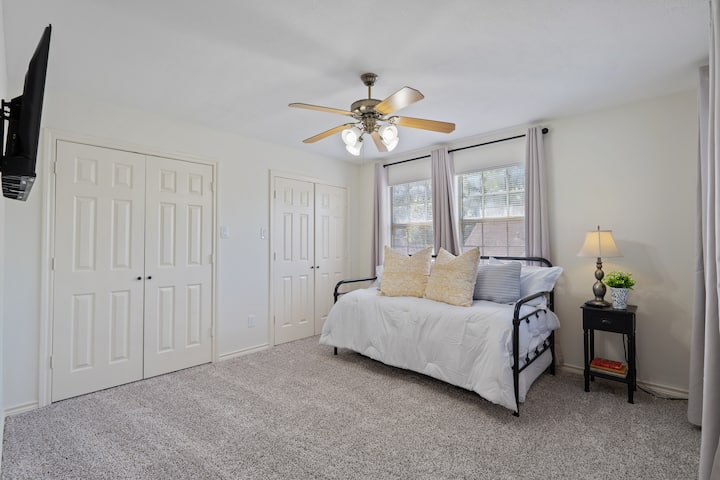 Прилагодлив простор за спиење
Оваа флексибилна соба нуди брачен кревет (широк 150-179 см) со тркалце или комбинирајте ги во брачен кревет (широк 180-179 см) за деца или дополнителни гости.