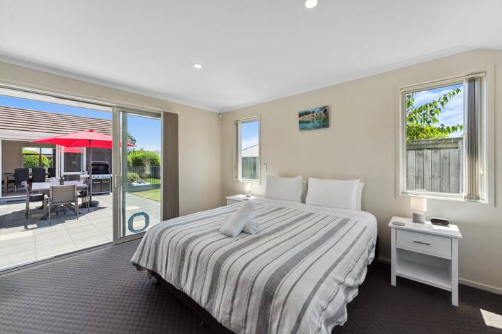 Chambre principale - lit King size, avec salle de bains privative, avec accès à l'extérieur