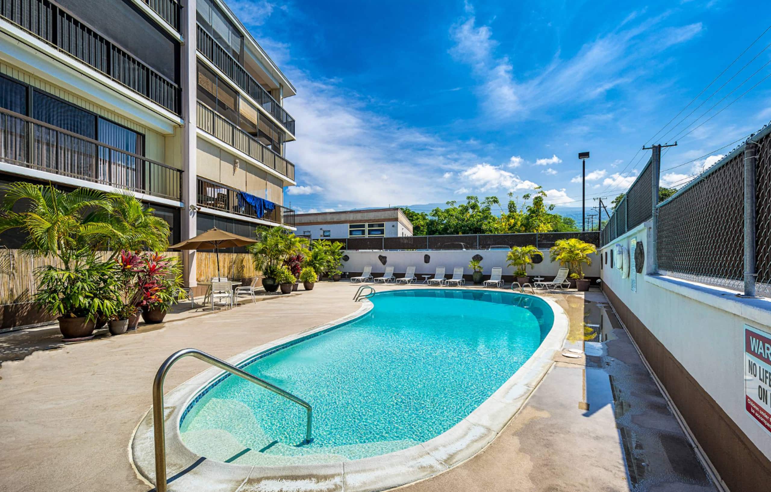Top-Floor Kona Plaza Gem - Photo 24