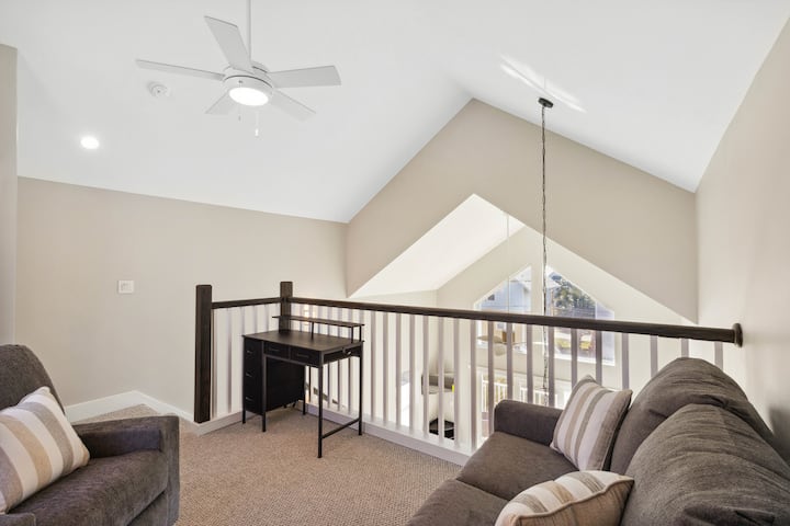 ¡Área de loft aislada! Incluye un escritorio y un sofá cama doble.