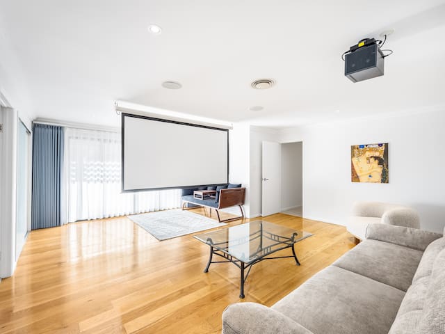 Pool, Tennis & Cinema! 7Beds Bali-Inspired Retreat gallery image 4