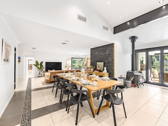 Pool, Tennis & Cinema! 7Beds Bali-Inspired Retreat gallery image 3