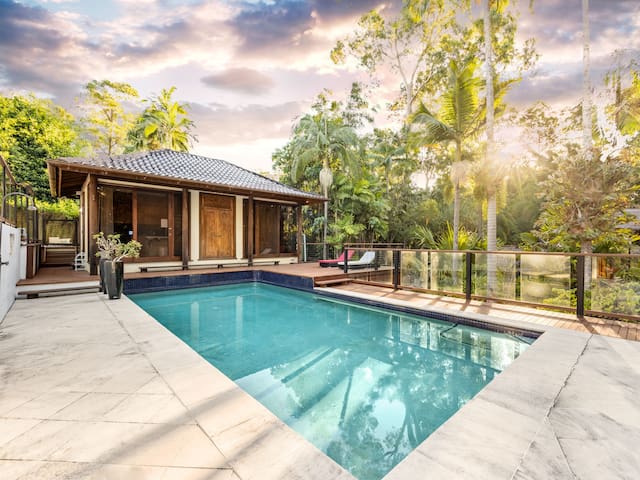 Pool, Tennis & Cinema! 7Beds Bali-Inspired Retreat