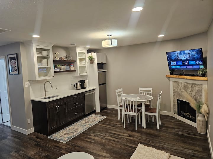 Cozy 2 Bedroom Basement Suite. Two Queen Beds. - 萊斯布里奇
