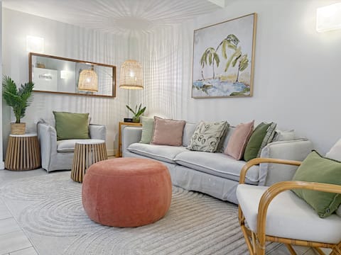 Popular Airbnb listing: Escape 2 Palm Cove in Cairns Regional