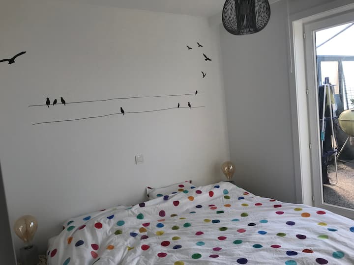 Dhomë gjumi me krevat dopio (180 x 200) dhe gardërobë.Jorgan me pupë rose i disponueshëm.Dhoma hapet direkt në tarracën në anën e detit