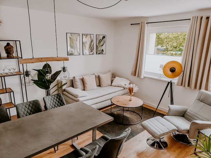 Acogedor salón con sofá cama y sillón de masaje que invita a quedarse. Una mesa de comedor para 6 personas es imprescindible.