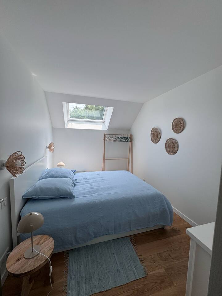 CHAMBRE au 1er étage - Lit 140*200 (matelas, alèse, couette et taies d'oreillers neufs)