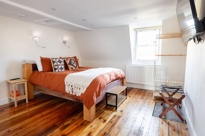 La cama tamaño king ha sido construida por nosotros con madera de secuoya roja y cedro reciclados locales.