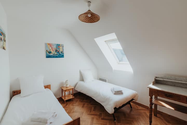 La chambre dispose désormais d'un lit double.