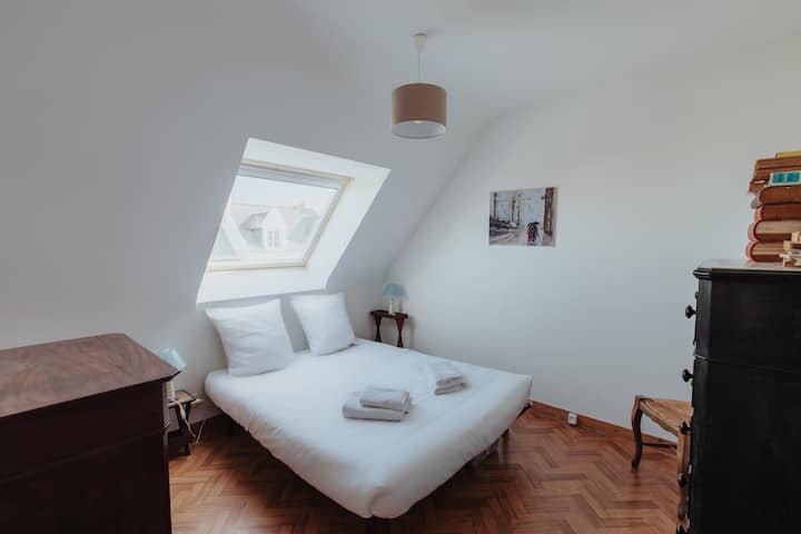 Chambre double lumineuse, linge de lit et serviettes de toilette fournis.
