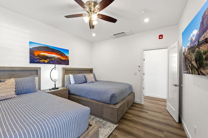 Ბიზნესის საუკეთესო ლეიბები შესანიშნავი ძილისთვის. Პირდაპირ წვდომა აქვს სუპერ კომფორტულ, მეორე სართულის აივანზე.