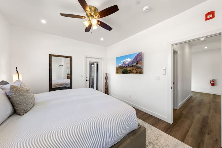 Მთავარი საძინებელი 193 × 203 სმ ზომის საწოლით. 