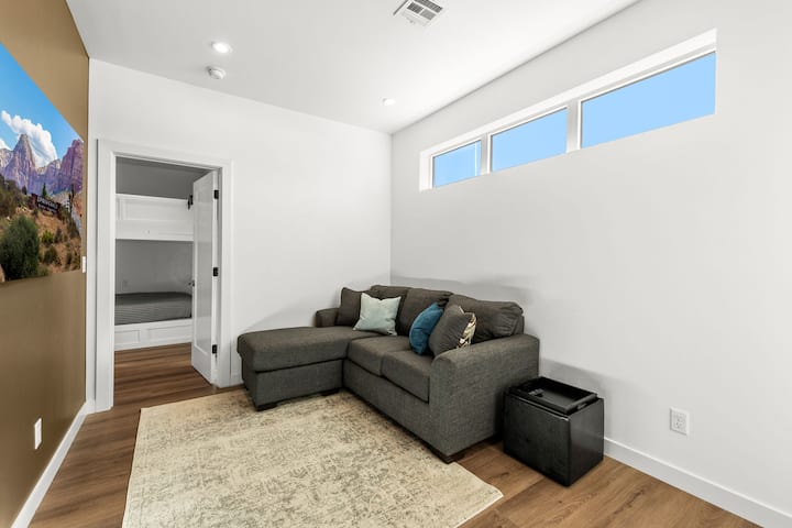 Დედოფლის ზომის გასაშლელი დივანი ბავშვებისთვის განკუთვნილ სათამაშო სივრცეში. Ჩვენ დავდექით 65-დუიმიანი ტელევიზორი, რომ მათ შეძლონ ყველა შესანიშნავი ქმედების დაჭერა.