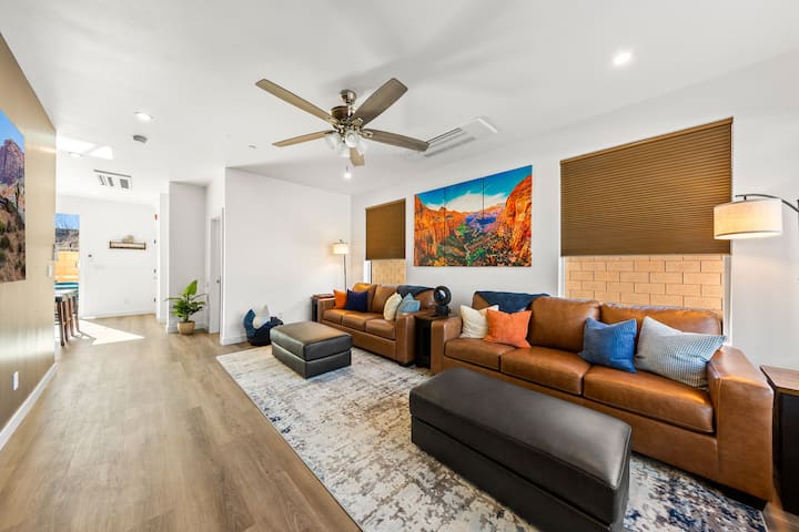 Ტყავის ორი უაღრესად კომფორტული ტახტი, რომლებიც 75-დუიმიანი დიდი ეკრანის ყურებისას თავს ისე გაგრძნობინებთ, როგორც საკუთარ სახლში. Თუ ტახტებზე დაძინება გადაწყვიტეთ, ისინი მეხსიერების ქაფის ზომის ლეიბებისკენ მიემართებიან.  