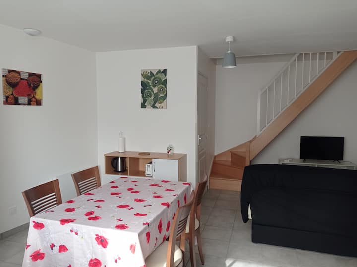 ไม่มีการแยกห้องครัวแบบเปิดพื้นที่รับประทานอาหารและพื้นที่นั่งเล่นในห้องชั้นล่าง