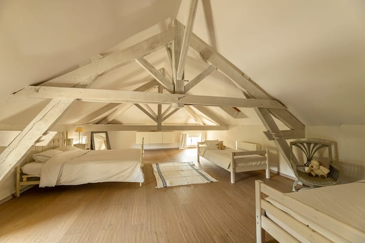 Habitación en el ático del edificio principal para 4 niños. El baño correspondiente está en la casa de la piscina junto a la sauna.