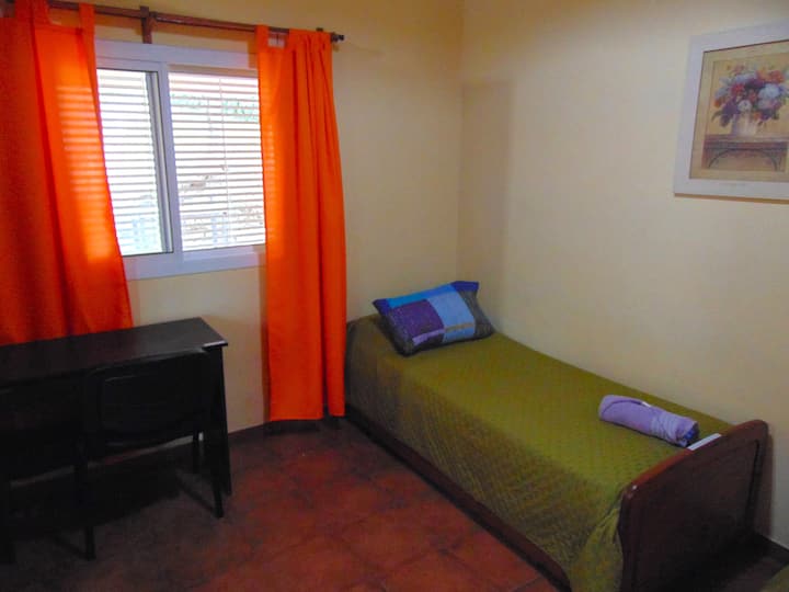 Биро со удобен канцелариски стол за оние времиња што се потребни за поврзување со одговорностите за време на патувањето. 

Ја нарекуваме мала воздушна домашна канцеларија, пред прозорецот со поглед кон градината