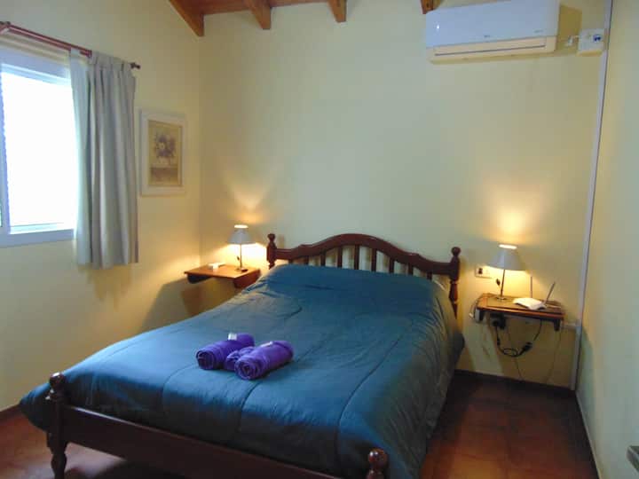 Навистина пространа спална соба каде што вашиот одмор ќе биде великодушен и длабок во овој удобен кревет и тишината на природата како сојузник