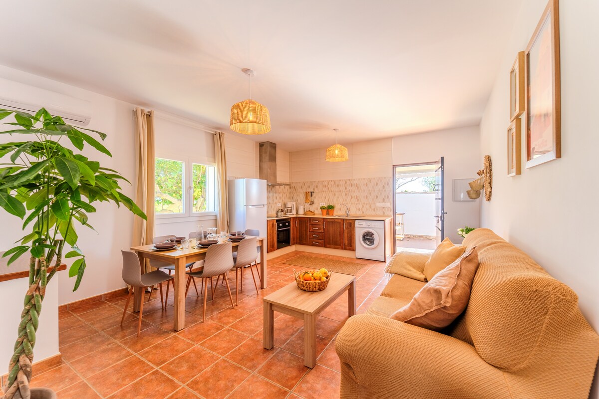 تدعوك منطقة المعيشة وتناول الطعام المشرقة والمفتوحة للاسترخاء.