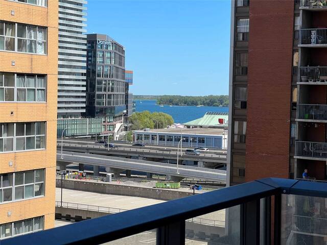 Entire Luxury Condo in St Lawrence Market gallery image 3