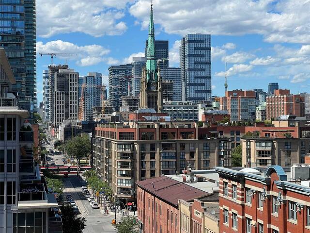 Entire Luxury Condo in St Lawrence Market gallery image 4