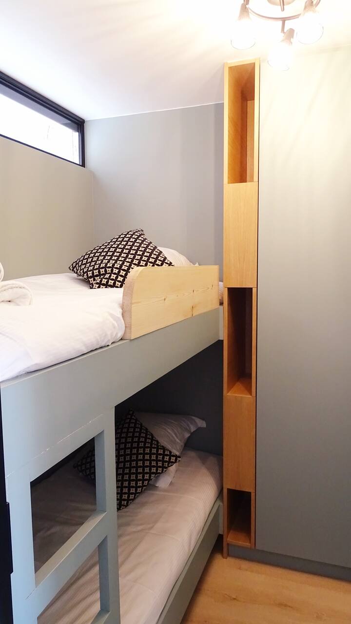 غرفة أطفال مرحة ومريحة مع أسرّة بطابقين، مثالية لإقامة عائلية. يتم توفير أغطية الأسرة والمناشف. 