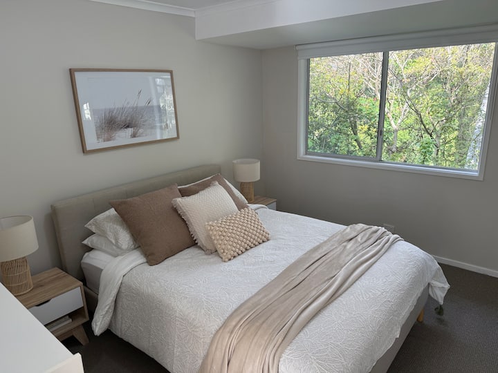 Espace adéquat au sol pour un matelas simple si nécessaire :)

La chambre contient des peignoirs intégrés, un grand garçon, des lits et un miroir pleine longueur

Climatisation à cycle inversé pour un confort tout au long de l'année 

Store occultant