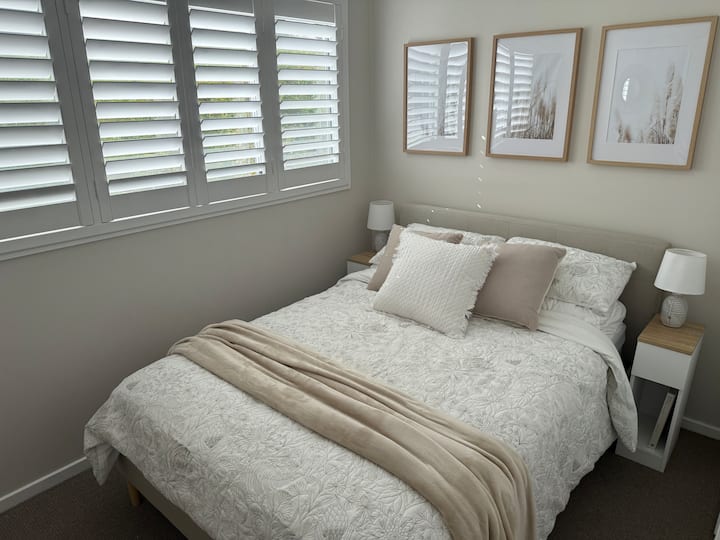 C'est un espace plutôt petit, mais nous avons disposé le lit double de manière à ce qu'il soit accessible de chaque côté. 

La chambre contient un dressing intégré et des tables de chevet.

Volets de plantation 