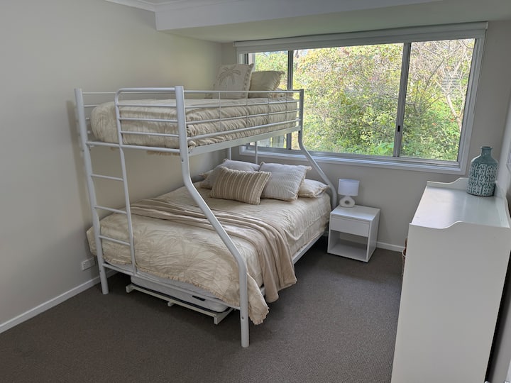 Lit gigogne sous lit double. Espace suffisant pour ce lit gigogne simple si nécessaire.

La chambre contient des peignoirs intégrés, une commode et 1 table de chevet 

Climatisation à cycle inversé pour un confort tout au long de l'année 

Store occultant 

