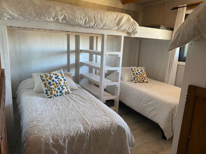 habitación con 4 camas de casa para 8 personas