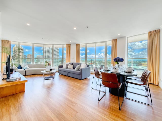 Stunning Darling Harbour Apt w View: Heart of City
