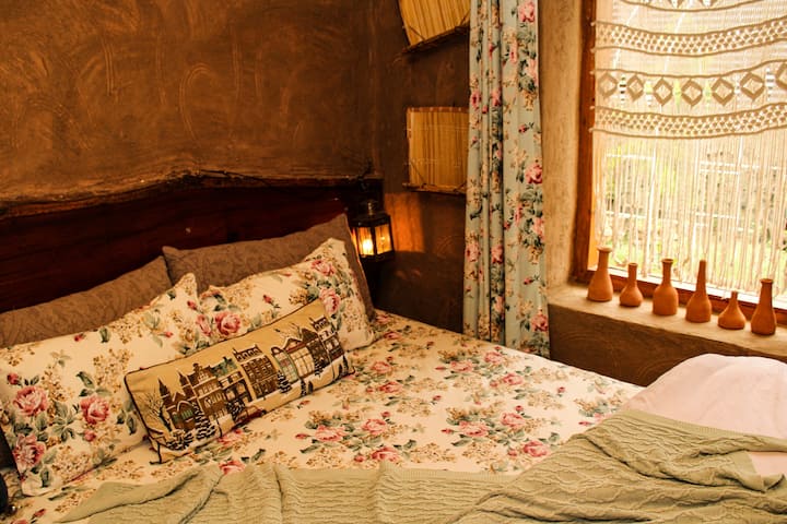 SPAVAĆA SOBA 1
Ova prostorija u prizemlju ima zid od blata i dobru temperaturnu izolaciju . Soba ima bračni krevet, drveni ormar i vlastitu kupaonicu.