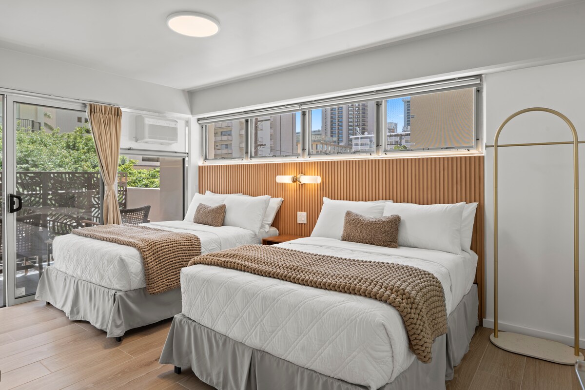 غرفة نوم ثانوية بسريرين كاملين وحمام داخلي