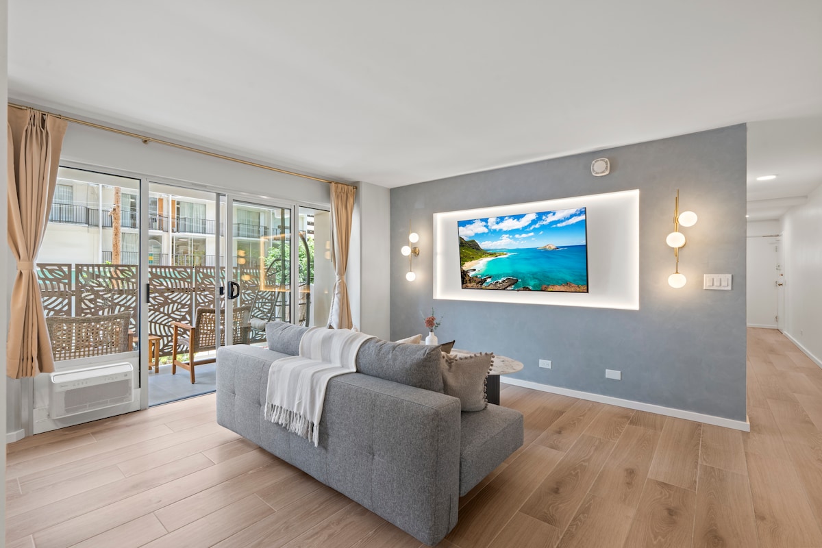 غرفة معيشة عصرية مع تلفزيون ذكي 65 بوصة. يمكن تحويل أريكة غرفة المعيشة إلى سرير كامل الحجم