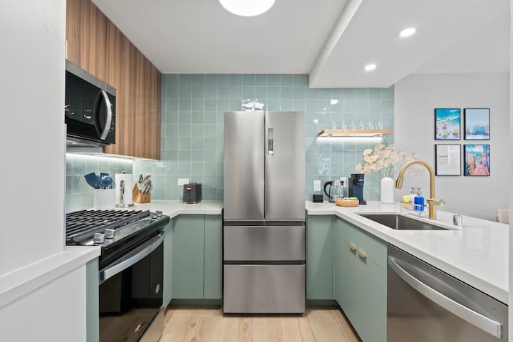 NEW Luxury 2B2B w FREE Parking | 500ft to Beach