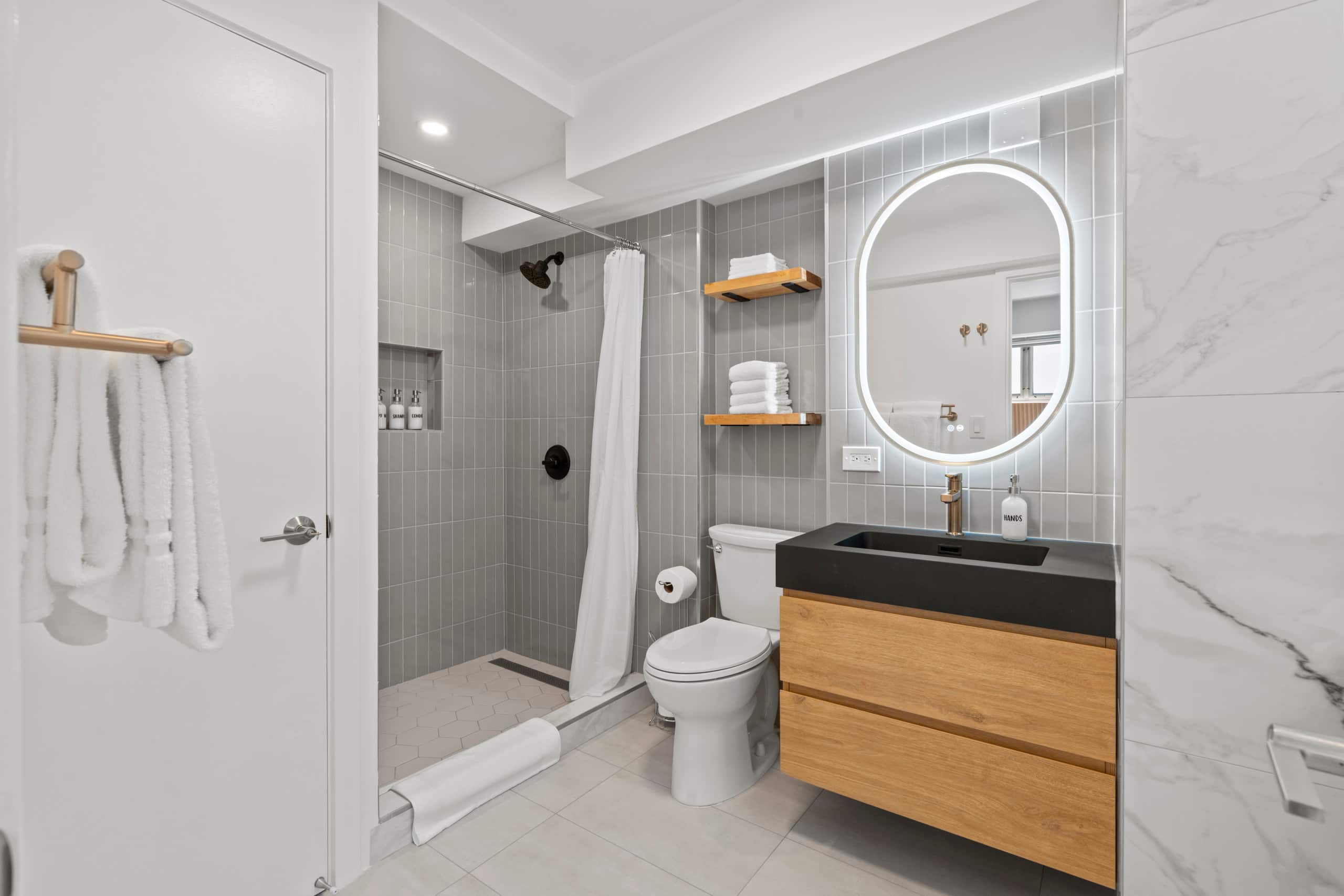 Condo in Honolulu · ★5.0 · 2 bedrooms · 5 beds · 2 baths - Image 28